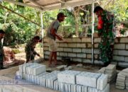 TNI dan Masyarakat Gotong Royong Bangun Fasilitas Keamanan Desa