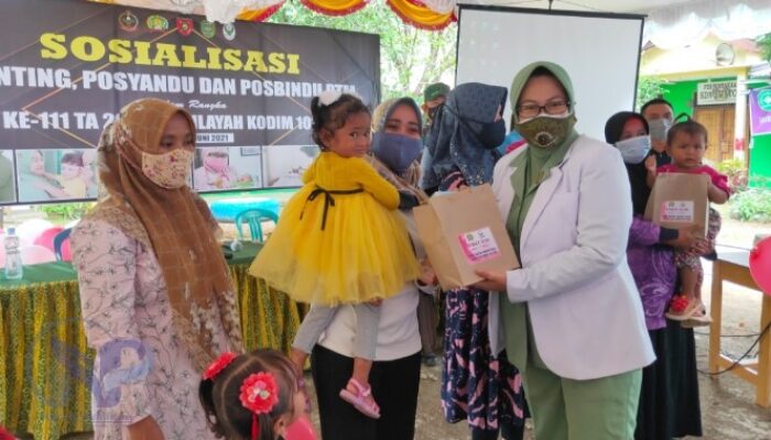 Cegah Stunting Pada Anak, Persit  Kodim 1010 Tapin Salurkan Paket Susu Balita