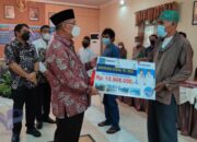Bupati dan Wabup HSS Salurkan Bantuan Program Rumah Sejahtera Tahun 2021