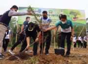 Antisipasi Perubahan Iklim, Kapolres dan Wabup HSS Tanam Pohon