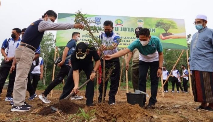 Antisipasi Perubahan Iklim, Kapolres dan Wabup HSS Tanam Pohon