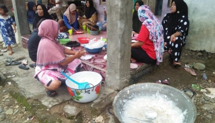 Warga Desa Sungsum Gotong Royong Buat Bubur Asyura 10 Muharram