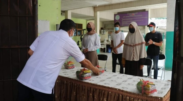 Bupati dan Wabup HSS berikan Bingkisan Buah