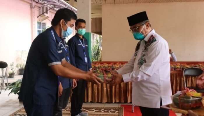 Bupati dan Wabup HSS Berikan Bingkisan Buah-buahan Untuk Nakes dan Pasien Covid-19