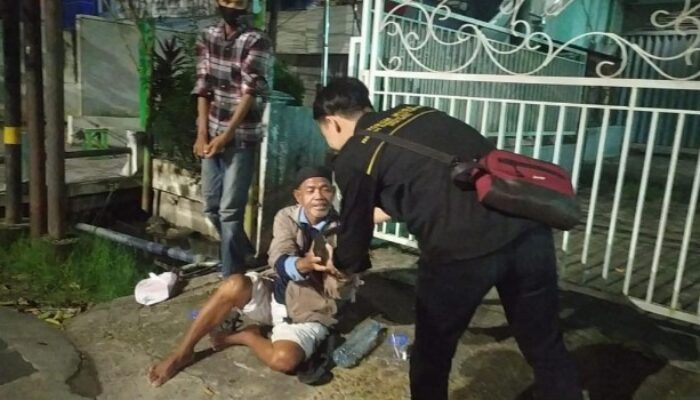 Forum Muda FTK Bagikan Makanan ke Jalan