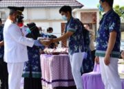 HUT RI ke-76, Pemkab HSS Berikan Bingkisan Kepada Garda Terdepan Pahlawan Covid-19