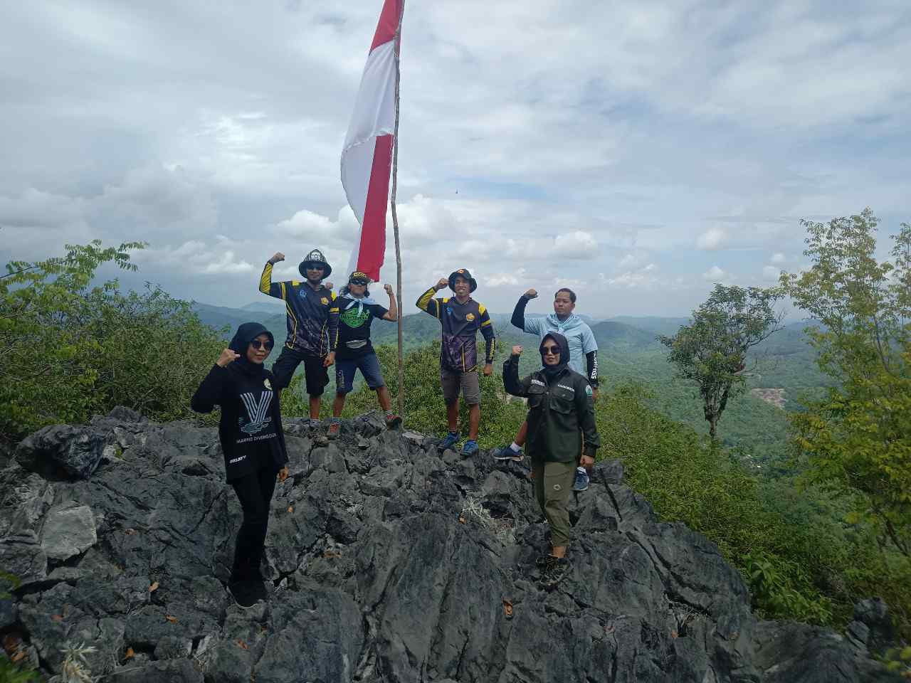 Kibarkan Bendera di Puncak Kantawan