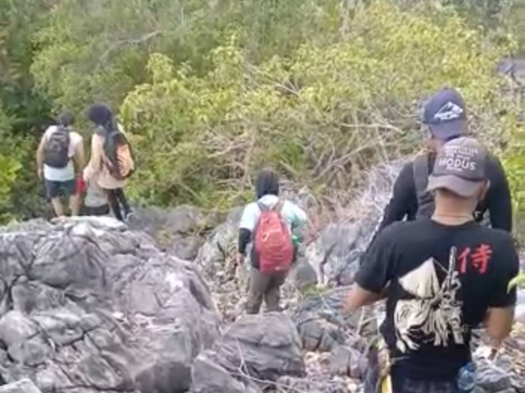 Kibarkan Bendera di Puncak Kantawan
