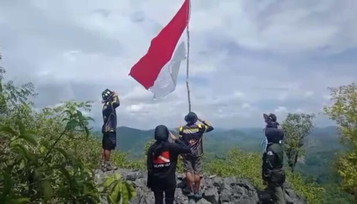 HUT ke-76 RI, KPA Meratus Hijau Bersama Kerukunan BPK HSS Kibarkan Bendera di Puncak Kantawan