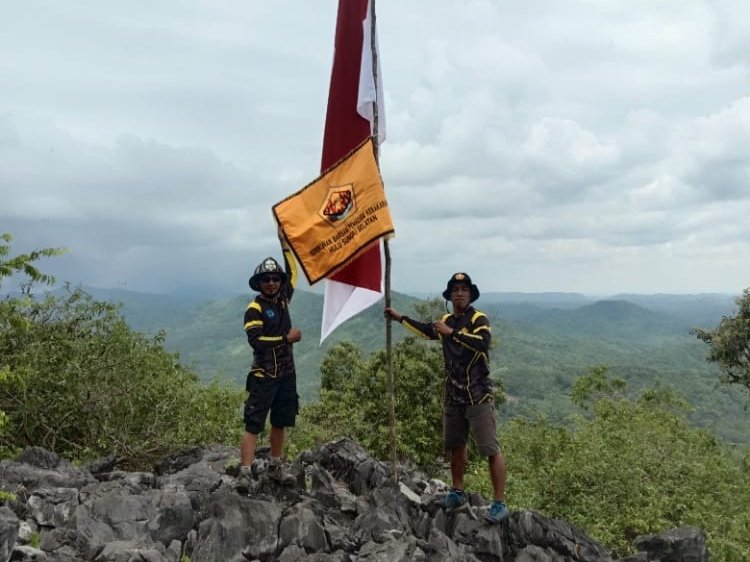 Kibarkan Bendera di Puncak Kantawan
