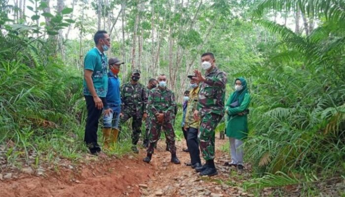 Program Karya Bakti Kodim 1001/Amt-Blg Sasar Peningkatan Jalan Bagi Petani Karet