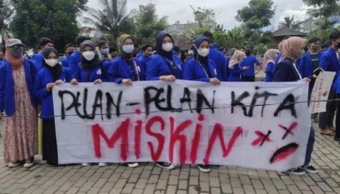 Viral, Spanduk Aksi Mahasiswa Kalsel Sindir Istilah PPKM