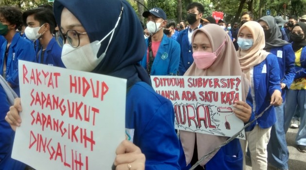 Spanduk Aksi Mahasiswa Kalsel Sindir Istilah PPKM