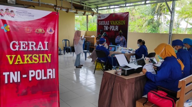 Warga Antusias Serbu Gerai Vaksin
