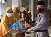 Bupati HSS Berikan Reward Kepada Unsur Tenaga Pendidik Berprestasi