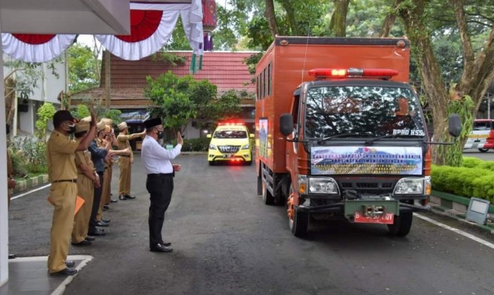 Bupati HSS Lepas Pendistribusian Bantuan Banjir