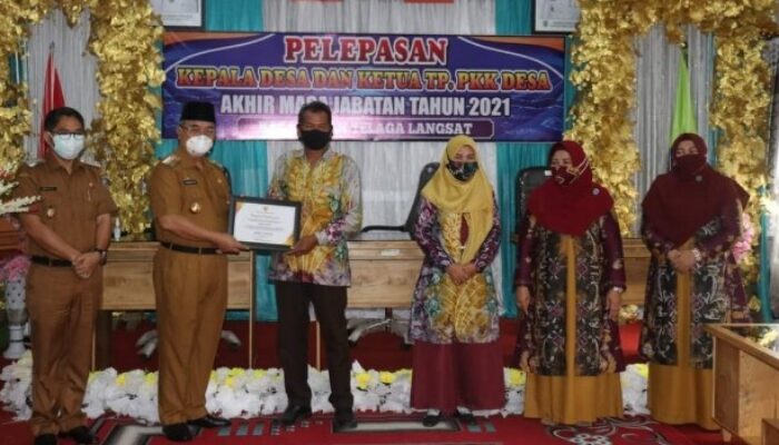 Masa Jabatan Berakhir, Bupati dan Wabup HSS Kembali Lepas 11 Kepala Desa