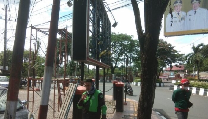 Dua Pekerja Baliho Kesetrum Listrik, Satu Diantaranya Meninggal Dunia