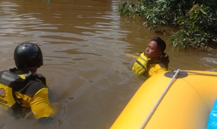 Tim Rescue Kerukunan BPK HSS Mendistribusikan logistik ke korban banjir kalteng