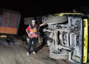 Truk Terbalik Akibat Jalan Rusak di Desa Batu Merah Balangan