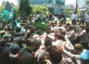 Unjuk Rasa Mahasiswa Diwarnai Aksi Saling Dorong