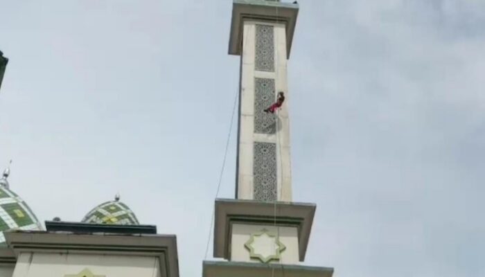 Dihari Sumpah Pemuda GPRC Panjat Kubah Masjid Al Akbar Balangan