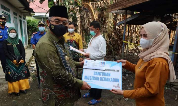 Bupati Wabup HSS Salurkan Bantuan Kebakaran