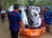 Pelajar di Balangan Lintasi Banjir Naik Perahu Karet Demi Pergi Sekolah