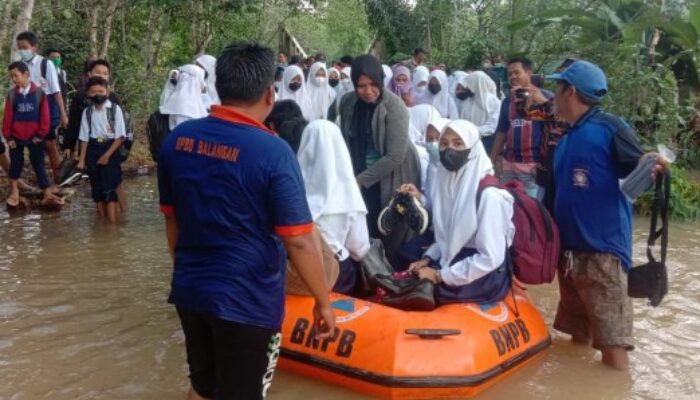 Pelajar di Balangan Lintasi Banjir Naik Perahu Karet Demi Pergi Sekolah