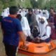 Pelajar Naik Perahu Karet Lewati Banjir