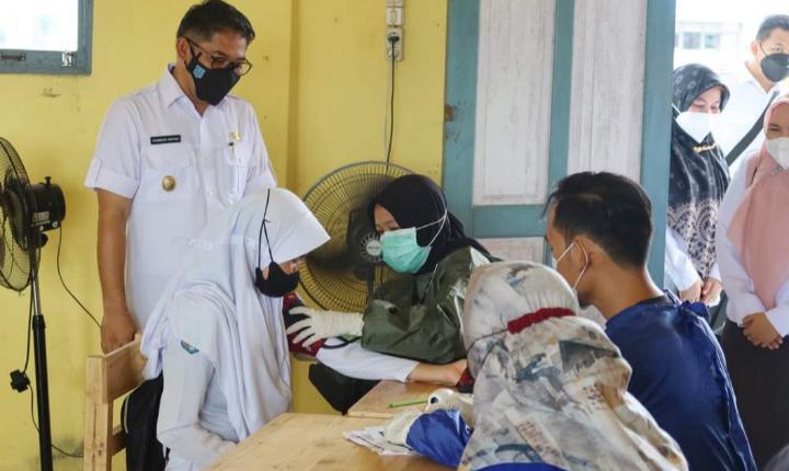 Wabup Syamsuri Arsyad meninjau Vaksinasi