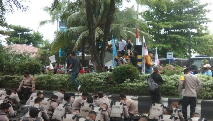 Tolak Permenaker JHT, Ratusan Massa Aliansi Pekerja Buruh Banua Turun ke Jalan