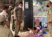 Diduga Mabuk Lem, Satpol PP Banjarmasin Amankan Wanita Pengemis Bawa Anak