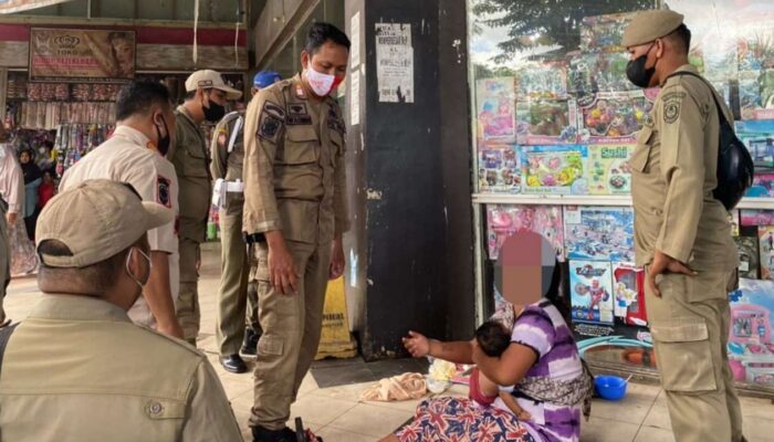 Diduga Mabuk Lem, Satpol PP Banjarmasin Amankan Wanita Pengemis Bawa Anak