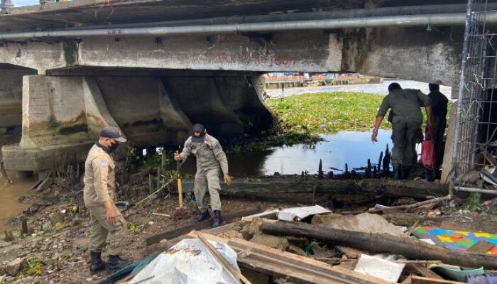 Satpol PP Banjarmasin Bongkar Gubuk Liar di Kolong Jembatan Antasari