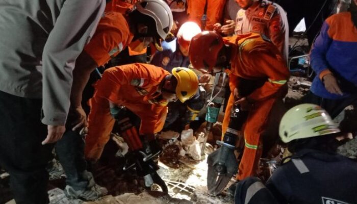 Basarnas Kerahkan Dua Tim Rescue Evakuasi Korban Alfamart Ambruk di Gambut