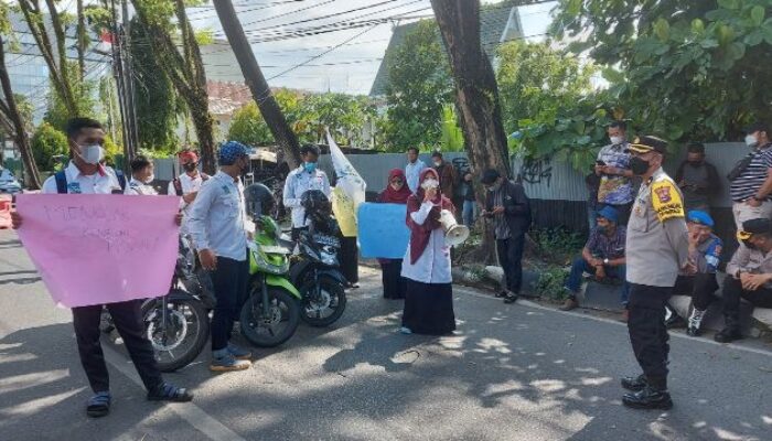 KAMMI Kalsel Gelar Aksi Dorong Motor Untuk Sampaikan Aspirasi