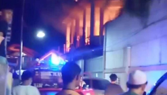 Diduga Akibat Petasan, Sekolah Modern di Banjarmasin Terbakar