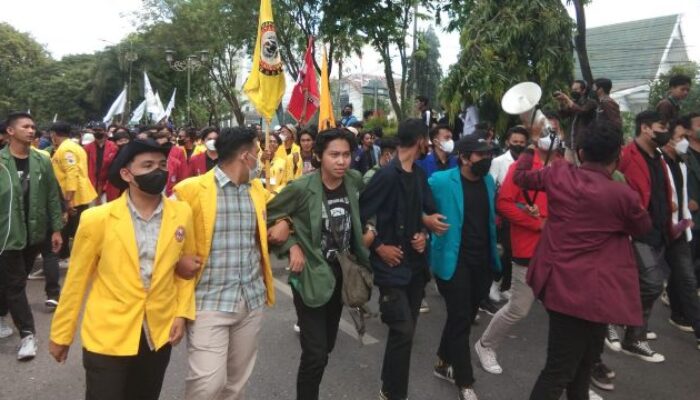 Tuntut Sidang Rakyat, Ratusan Mahasiswa Ngeluruk ke DPRD Kalsel