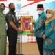 Danrem 101/Antasari menerima cendramata dari Bupati HSS Achmad Fikry