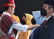 Ketua TP PKK HSS Dapatkan Penghargaan Satya Lencana Wira Kartika Dari Presiden Joko Widodo