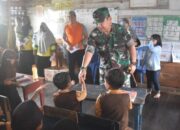 Sambangi Desa Habirau, Dandim 1003/HSS Bagikan 1000 Buku Kepada Siswa Raudbatul Atfal Iqra