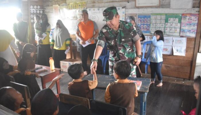 Sambangi Desa Habirau, Dandim 1003/HSS Bagikan 1000 Buku Kepada Siswa Raudbatul Atfal Iqra