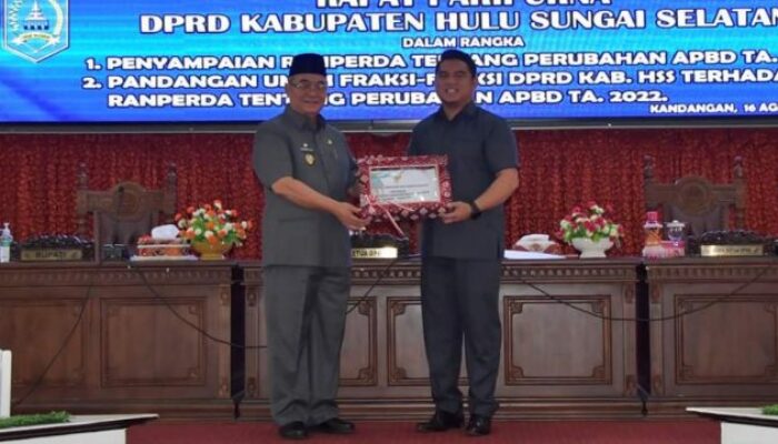 Bupati Fikry Sampaikan Raperda Perubahan APBD 2022 Lewat Paripurna DPRD HSS