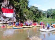 HUT RI ke-77, VRI Kalsel Kibarkan Merah Putih Raksasa di Tebing Batu Laki HSS