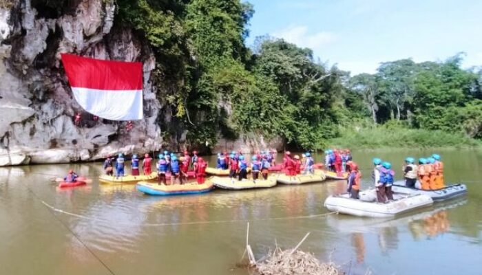 HUT RI ke-77, VRI Kalsel Kibarkan Merah Putih Raksasa di Tebing Batu Laki HSS