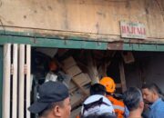 Diduga Lapuk Karena Usia, Ruko Tiga Lantai di Pasar Lima Banjarmasin Ambruk