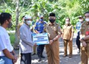 Ringankan Beban Masyarakat, Pemkab HSS Salurkan Bantuan Kebakaran dan Disabilitas