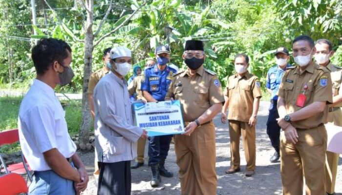 Ringankan Beban Masyarakat, Pemkab HSS Salurkan Bantuan Kebakaran dan Disabilitas