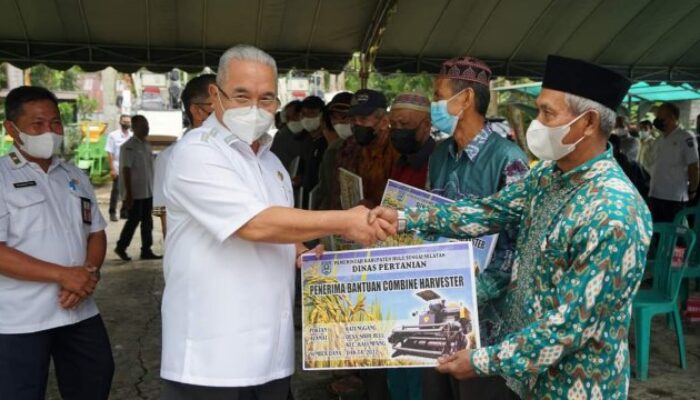 Kurangi Penyusutan Hasil Panen, Pemkab HSS Berikan Alsintan Kepada Kelompok Tani